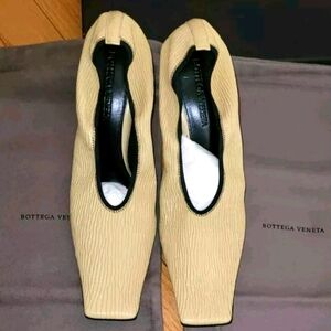 Bottega Veneta Crunch Calfskin Sharpei Pumps Tapioca, Sz 37, NWB & Dustbags